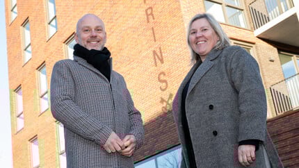 Danny Wijnbelt, directeur bestuurder De Sleutels en Anita Oudejans directeur Ballast Nedam West onthullen naam 'Prins' van het 1e woonblok