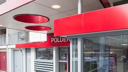 Entree met brievenbussen van de flat Poldermolen
