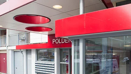 Entree met brievenbussen van de flat Poldermolen