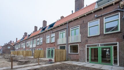 Achter aanzicht met tuinen gerenoveerde woningen Lage Rijndijk