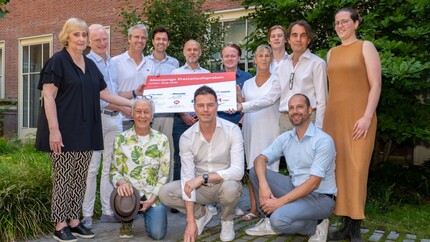 vertegenwoordigers van huurders, gemeente en corporaties houden de ondertekende prestatieafspraken vast
