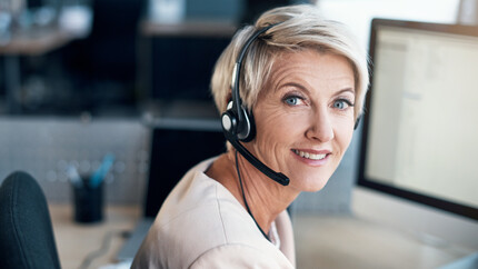 Medewerker klantenservice met een koptelefoon