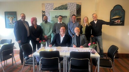 Betrokkenen van bouwbedrijf Hemubo en Corporatie De Sleutels ondertekenen overeenkomst