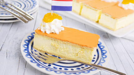 oranje tompouce met nederlands vlaggetje erop