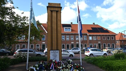 monument de Naald in de Kooi op 4 mei, met vlaggen halfstok en kransen 