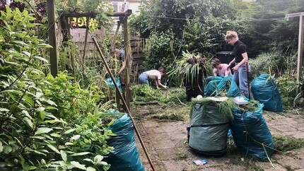 mensen in de tuin bezig met onderhoud