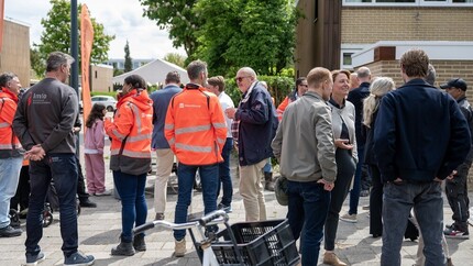 mensen van de bouw in gesprek met bewoners tijdens opleverfeest smaragdlaan
