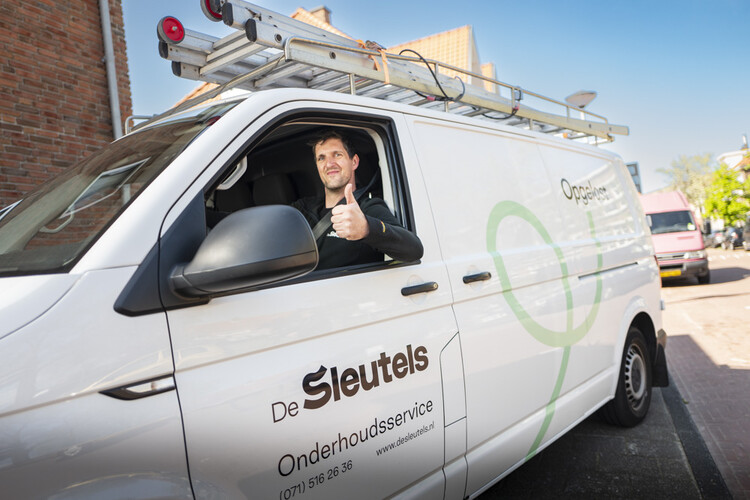 vakman achter het stuur in onderhoudsbus van De Sleutels